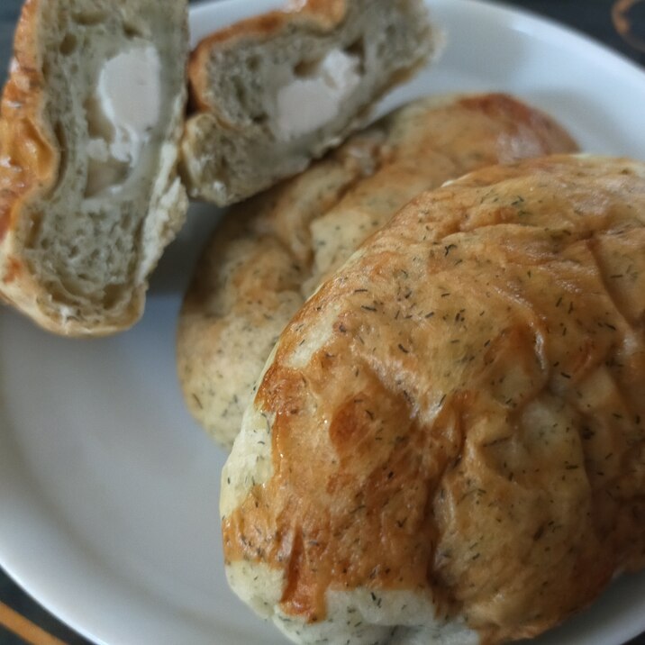 白チーズ入りのふわふわディルパン